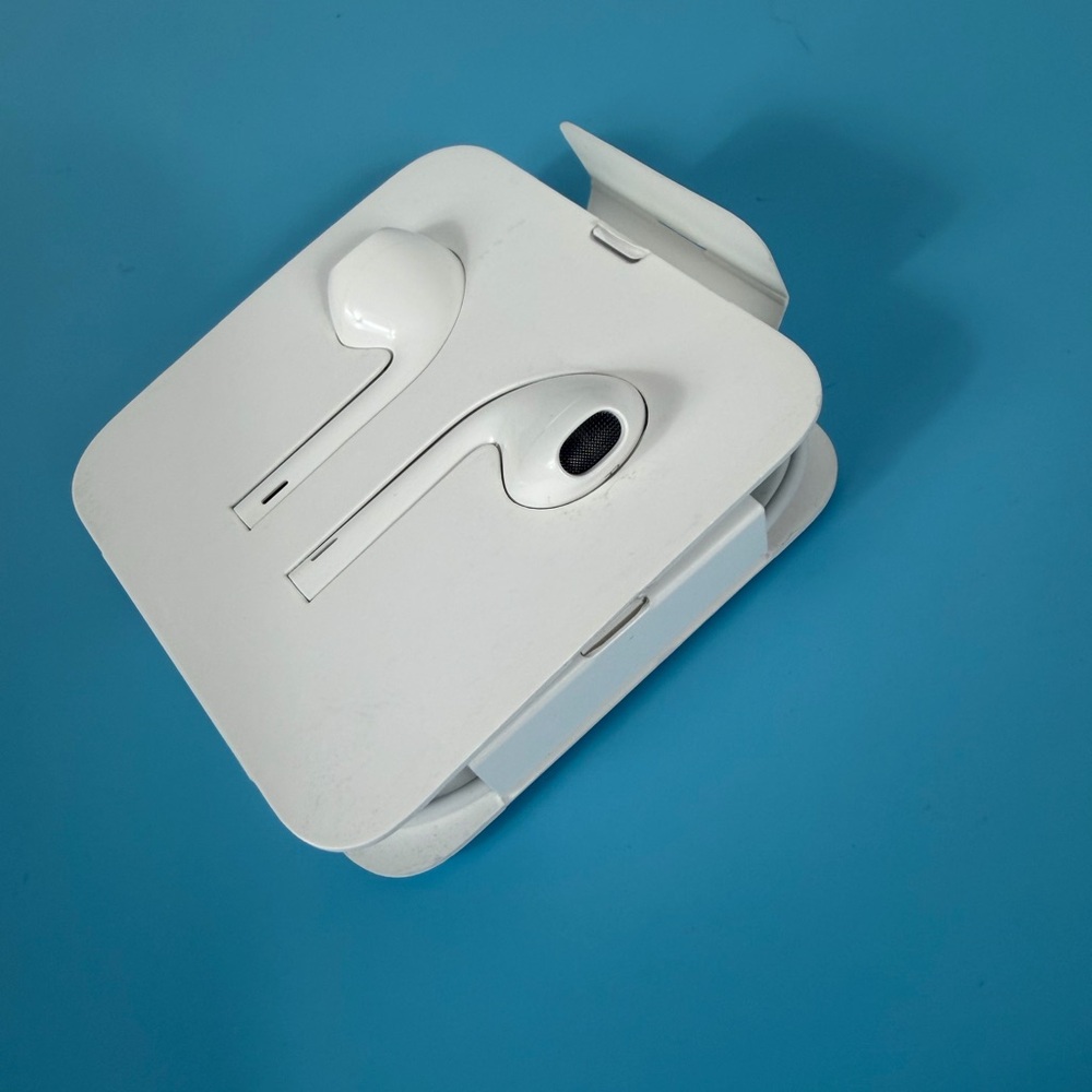 Apple White Earbuds in Plastic Carrying Tray - Picture 4 of 4